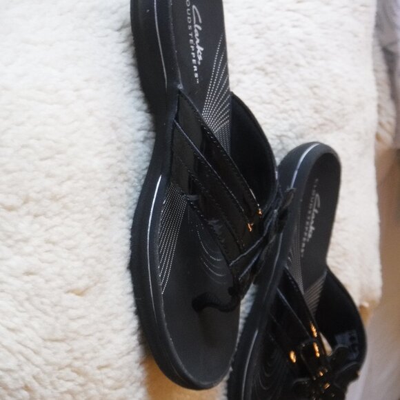 WWomens size 6 Clarks Cloudsteppers Flip-Flops Black Patent Leather - Picture 5 of 6
